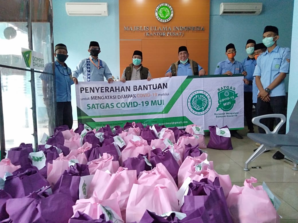 Satgas Covid 19 MUI menyalurkan ratusan paket sembako kepada kepada warga terdampak Covid 19