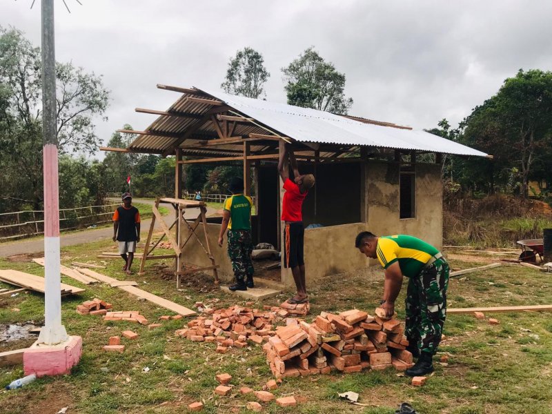 Satgas Pamtas RI-PNG Yonif 411/Pandawa Kostrad Bangun Pos Kamling di Kabupaten Merauke