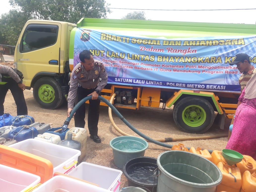 Satlantas Polres Metro Bekasi membagikan air bersih ke warga Desa Ridogalih Kecamatan Cibarusah