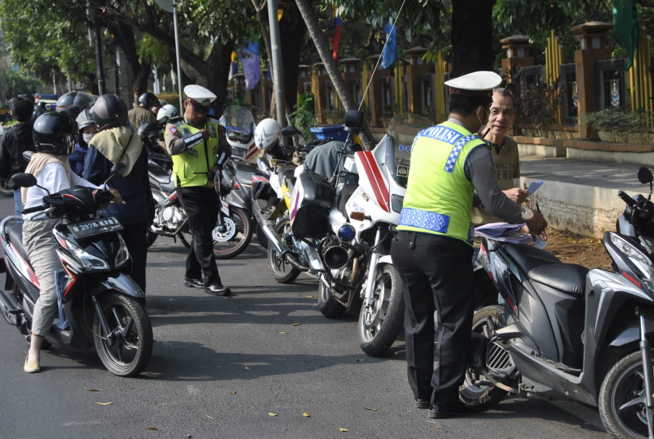 Satlantas menindandak pengendara yang melanggar dalam Operasi Patuh Jaya 2019 (dok)