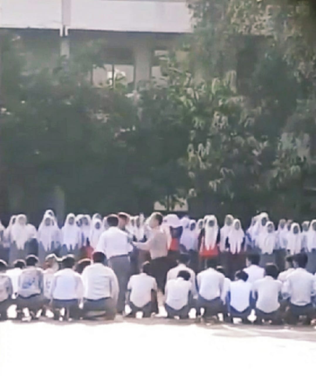 Screenshot dari video viral seorang guru sedang memukuli siswanya di SMAN 12 Kota Bekasi