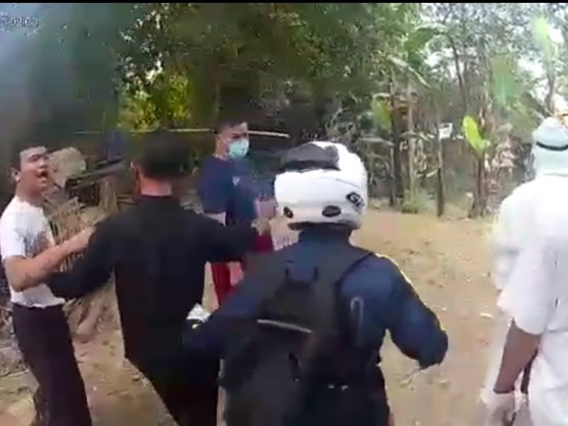 Screenshot video penolakan pemakaman jenazah diduga positif Covid-19 di Desa Tanjung Sari