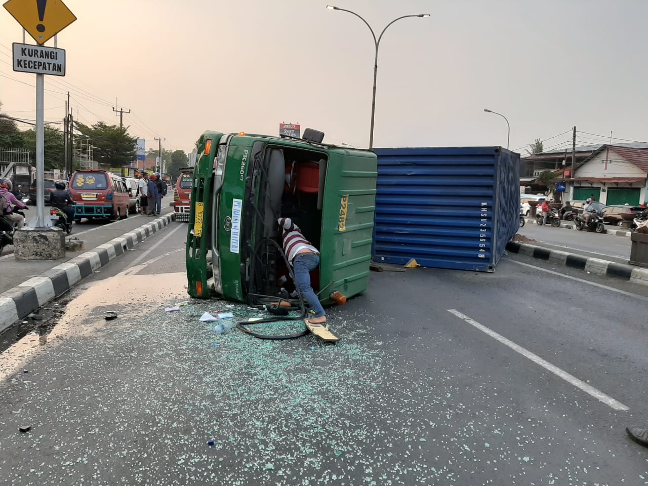 Sebuah truk tronton dengan Nopol B.9333 FR terguling di Jl.Sudirman Kranji