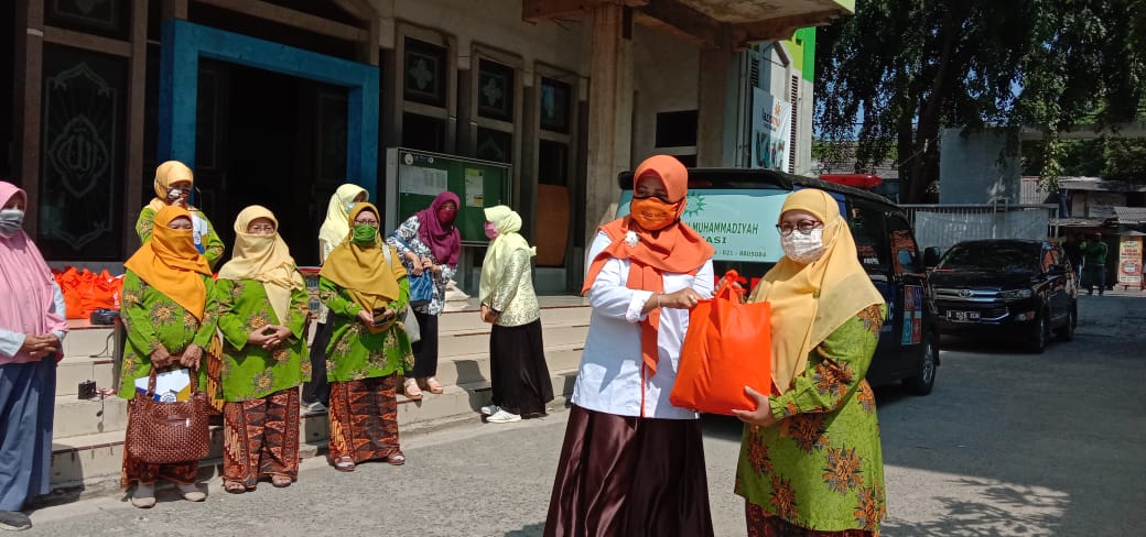 Secara simbolis penyaluran paket sembako di PDM Kota Bekasi