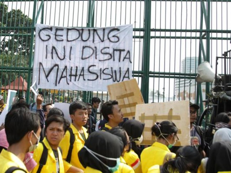 Sejumlah mahasiswa gelar demonstrasi menolak Revisi UU KPK di depan DPR, Kamis (19/9/2019). (ANTARA)