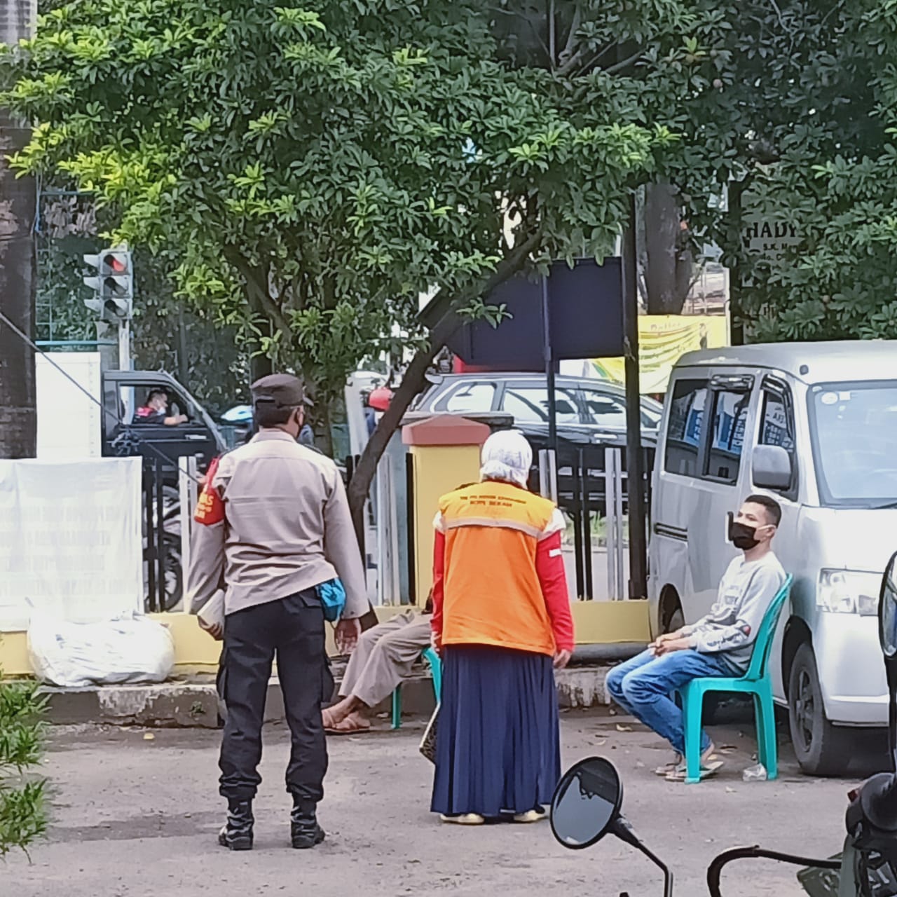 Sejumlah warga mengantre mengikuti Rapid antigen di Polsek Bekasi Timur