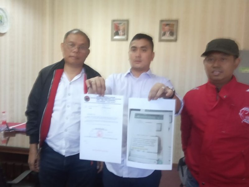 Sekretaris DPC PDIP Kota Bekasi, Ahmad Faisal menunjukan chat ujaran Marhaban Sigalingging