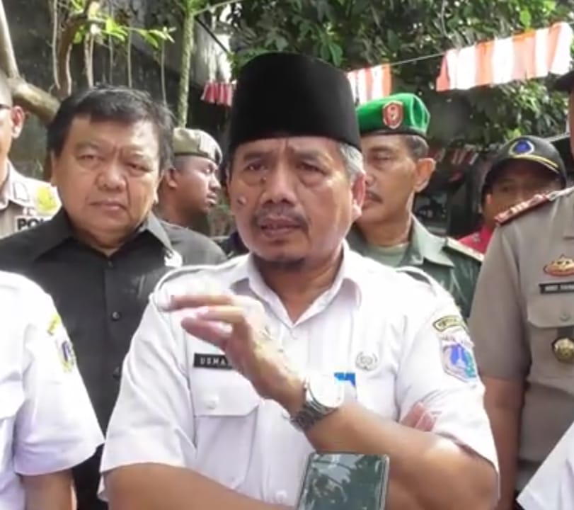 Sekretaris Kota Pemkot Jaktim Usmayadi saat memantau rumah warga di Kelurahan Duren Sawit