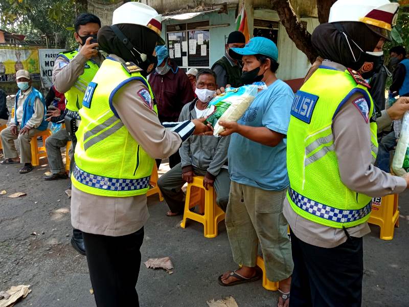 Selain bagikan beras bantuan Polri Satlantas ajak ojek pangkalan ikut vaksin dan tolak Hoax