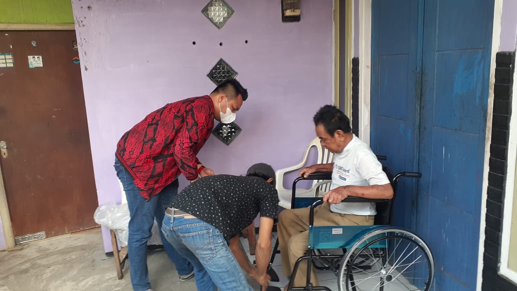 Seorang warga penerima bantuan kursi roda dari Bekasi Bersedekah