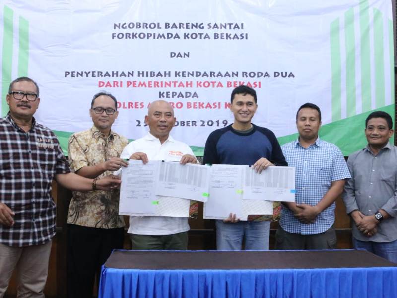 Serah terima kendaraan roda dua Wali Kota Bekasi kepada Kapolres Kota Bekasi