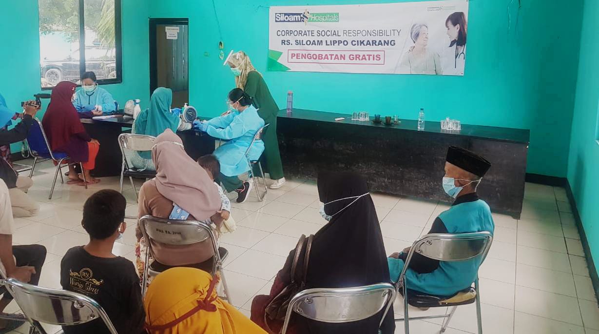 Siloam Hospitals Lippo Cikarang Lakukan Pengobatan Gratis di Muara Gembong