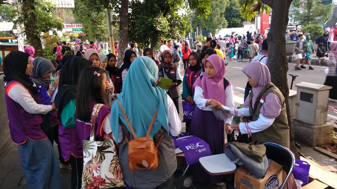 Sinergi Foundation membagikan ratusan masker dan hand sanitizer untuk masyarakat