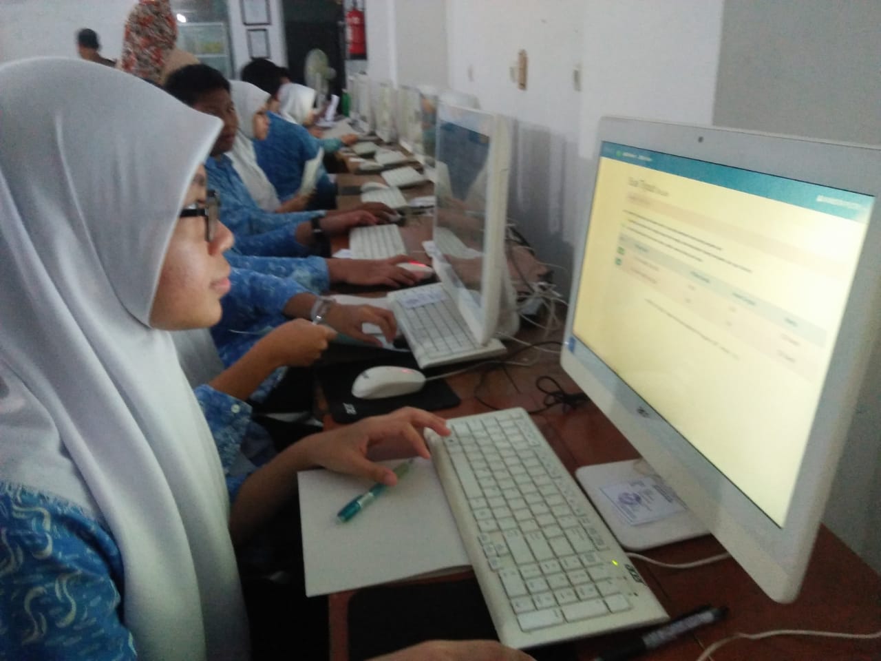 Siswa SMPN 1 Kota Bekasi mengerjakan Try Out UNBK 2020