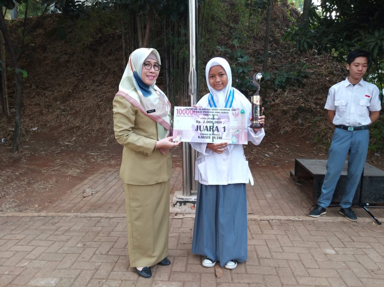 Siswi SMKN 9 Bekasi, Setiasih meraih juara pertama pada ajang O2SN tingkat Provinsi Jawa Barat