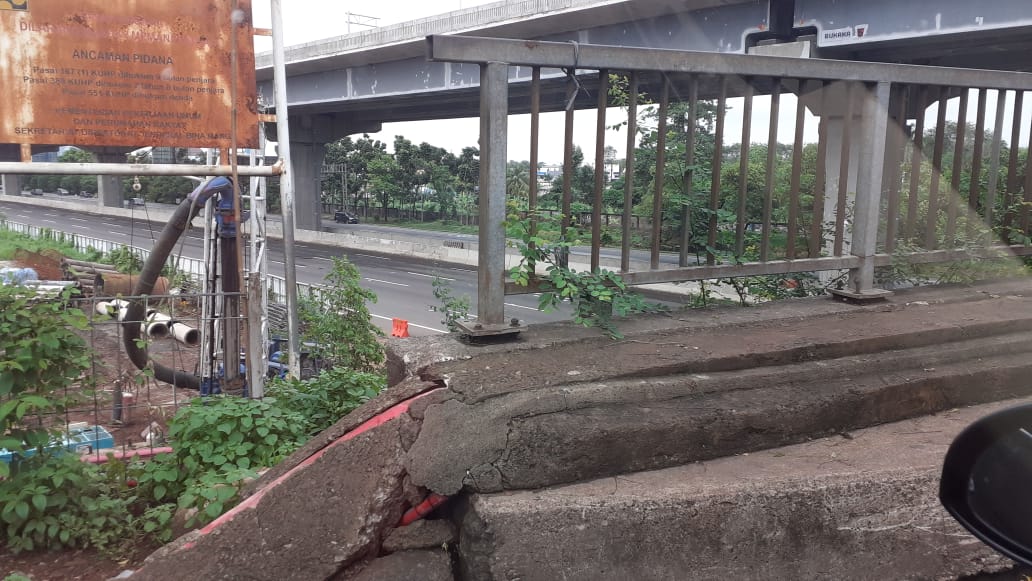 Situasi di Tol Japek yang dipantauan dari fly over Legenda Tambun