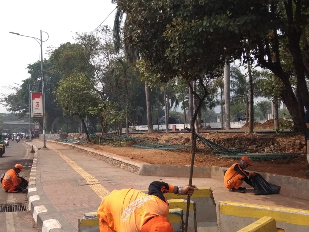 Situasi terkini di depan Gedung DPR RI pasca demonstrasi mahasiswa yang berujung kericuhan