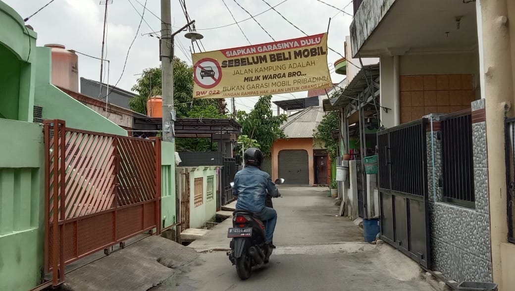 Spanduk viral di Kel.Harapan Jaya Bekasi Utara soal larangan beli mobil sebelum punya garasi