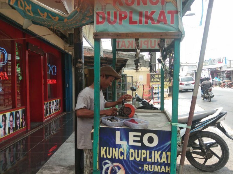 Sulaeman, salah seorang pemilik jasa duplikat kunci di Kota Bekasi