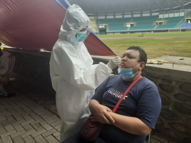 Swab test di Stadion Patriot Candrabhaga Kota Bekasi