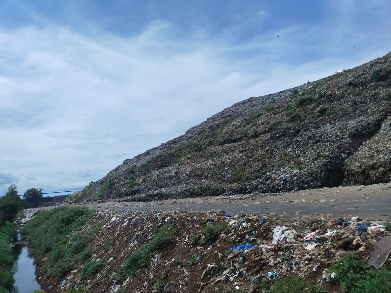 TUMPUKAN SAMPAH BANTAR GEBANG