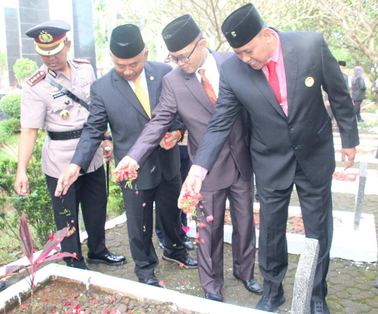 Tabur Bunga di makam pahlawan untuk memperingati HUT Kota Bekasi ke 23