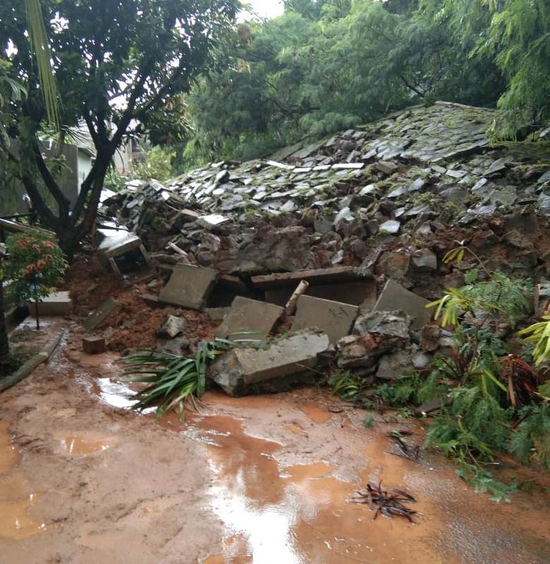 Tanah longsor dampak hujan deras di Kelurahan Jatisampurna