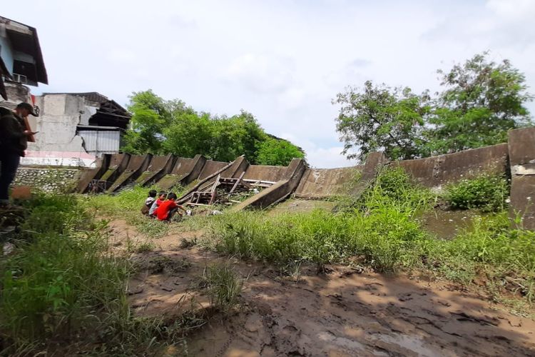 Tanggul Kali Bekasi di perumahan Pondok Gede Permai Jatiasih Kota Bekasi ist