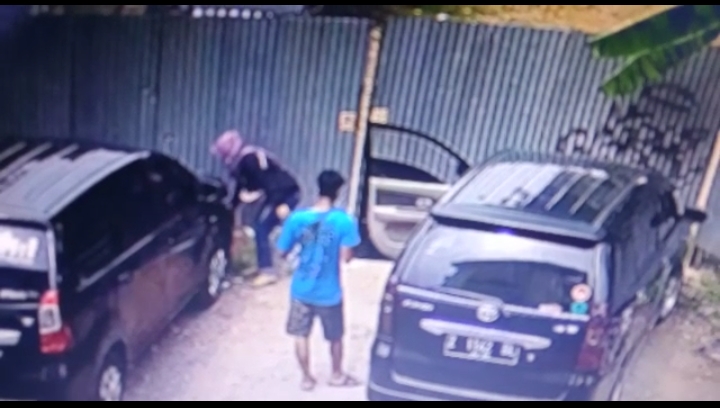 Tangkapan layar rekaman CCTV saat terduga pelaku pembuangan bayi dilakukan diwilayah Bintara