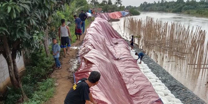 Terpal dipasang di tanggul Citarum