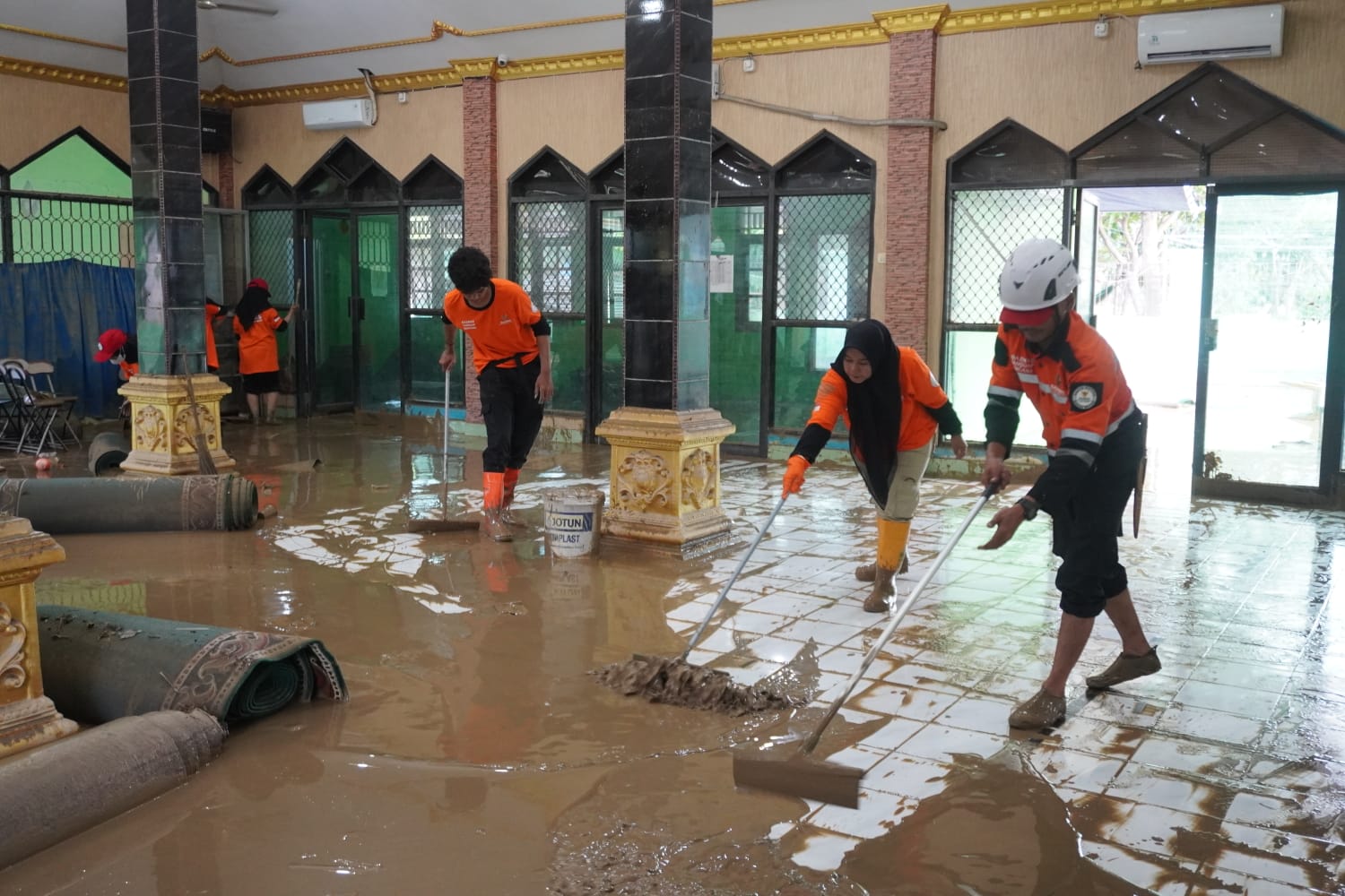 Terus Bergerak Relawan BTB Kota Bekasi Bersih bersih Lokasi Banjir