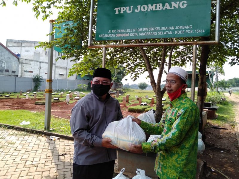 Tim Laznas Dewan Dakwah bertakziah ke TPU Jombang, Ciputat, Tangerang Selatan