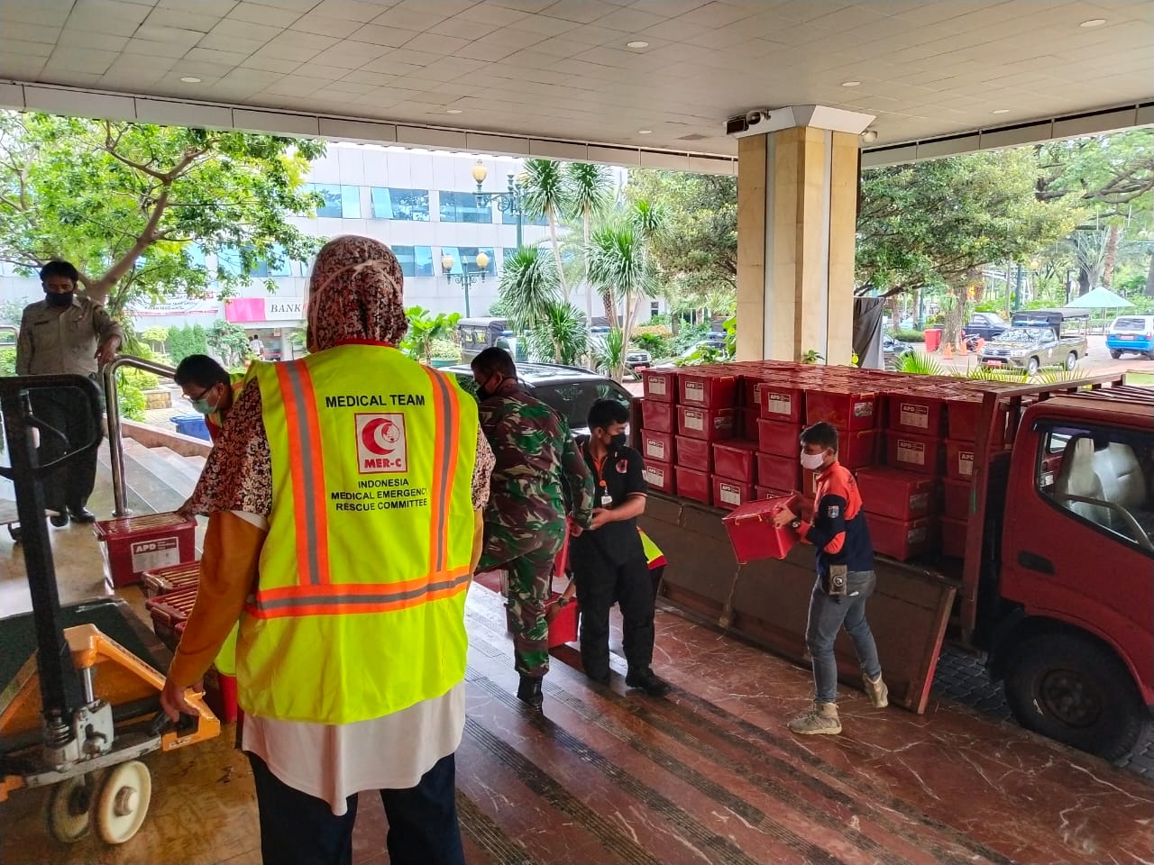 Tim MER C kembali menyerahkan 200 paket APD ke Posko Covid 19 di Balai Kota Provinsi DKI Jakarta