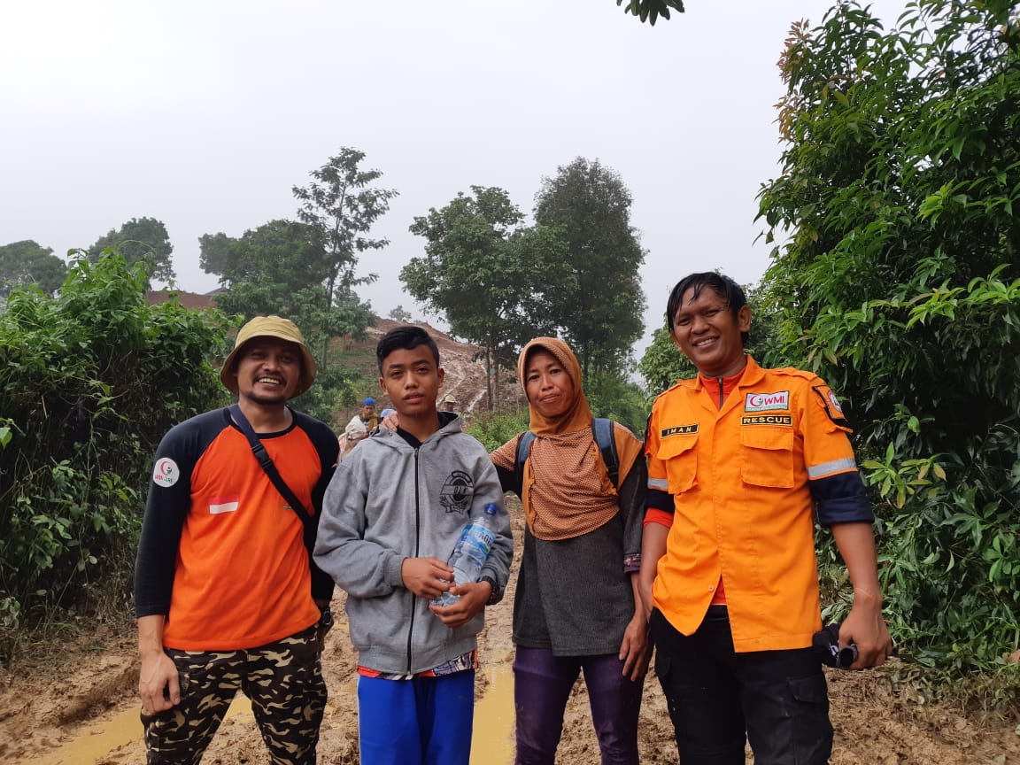 Tim MWI bertemu Adit dan Ibu Ana saat memberikan bantuan ke desa terisolir Bogor Barat