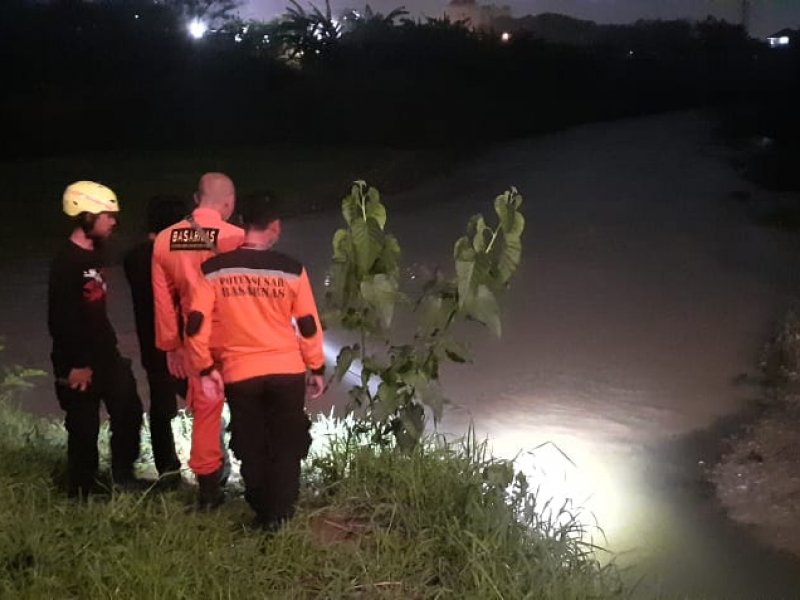 Tim SAR gabungan melakukan pencarian dua orang bocah asal Bekasi Timur