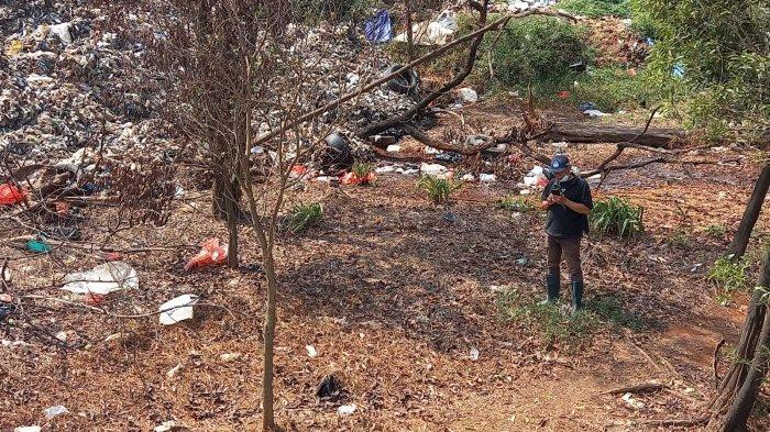 Timbunan sampah di lahan makam Ciketing