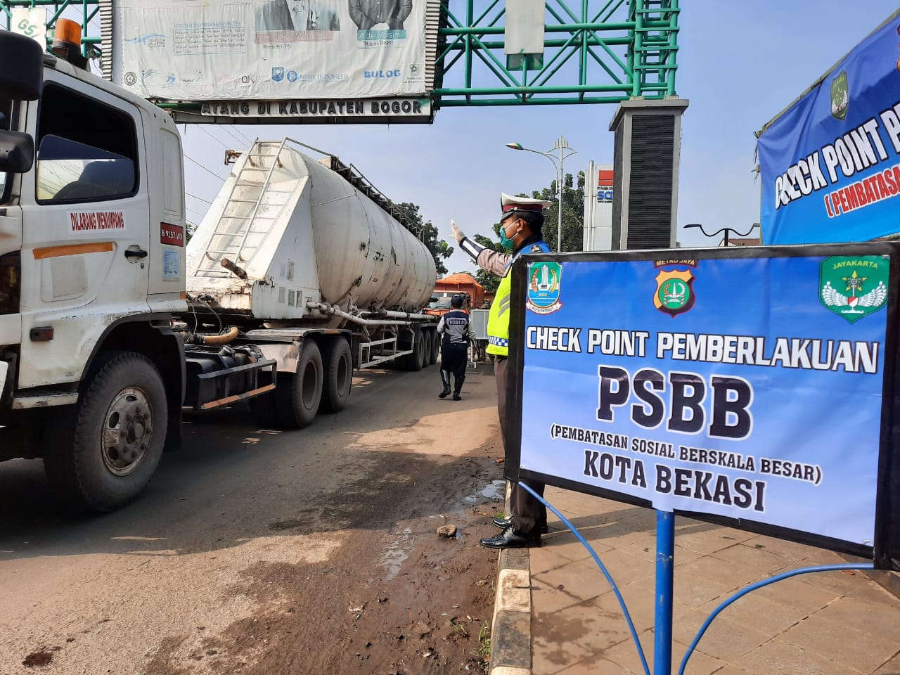 Titik pemeriksaan di Jalan Narogong perbatasan Kabupaten Bogor menuju Kota Bekasi