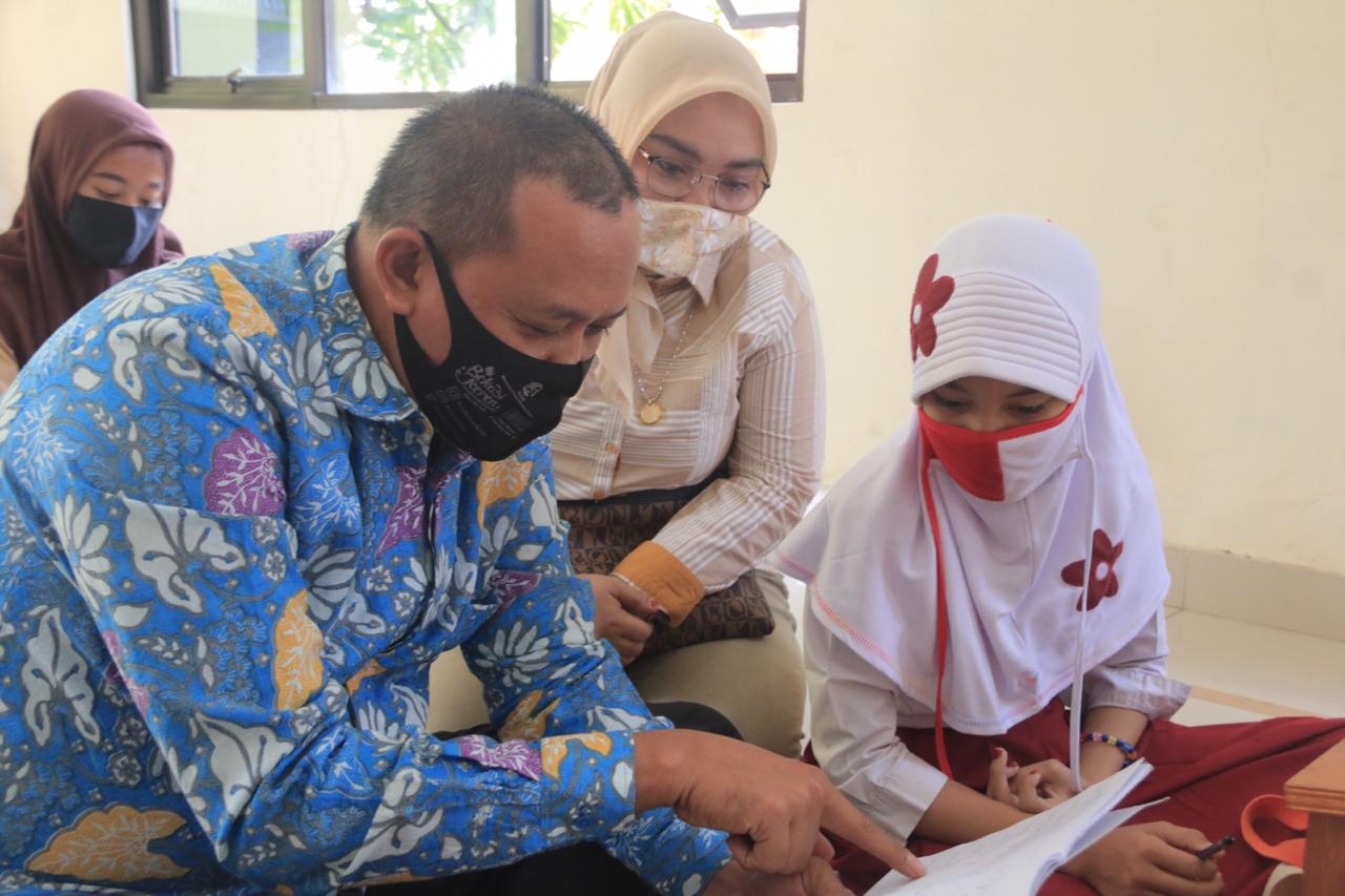 Tri Adhianto bersama istri Wiwiek Hargono melihat pembelajaran di aula Kelurahan Jatirahayu