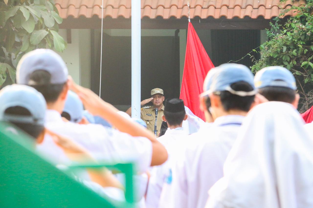 Tri Adhianto memimpin upacara bendera di SMAN 01 Kota Bekasi