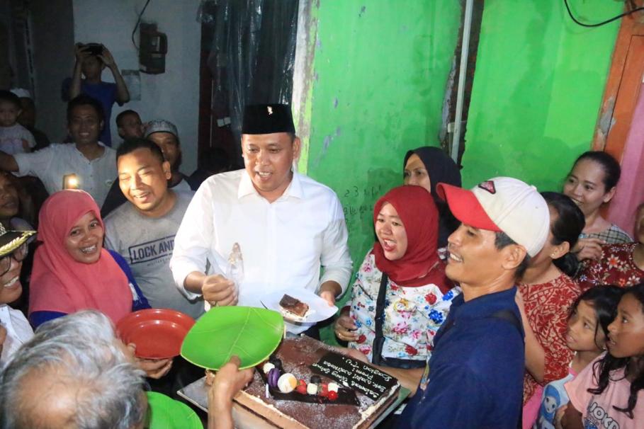 Tri Dapat Kejutan Ulang Tahun saat Meninjau Rumah Warga yang Rusak Berat