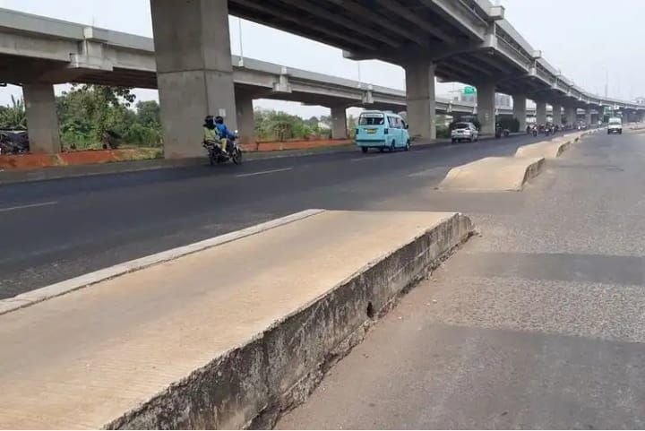 Trotoar di tengah Jalan Inspeksi Kalimalang (Foto; Dakta/Boy)