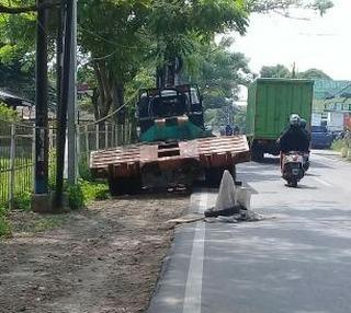 Truk Terparkir di Jl Perjuangan Bekasi Utara 1