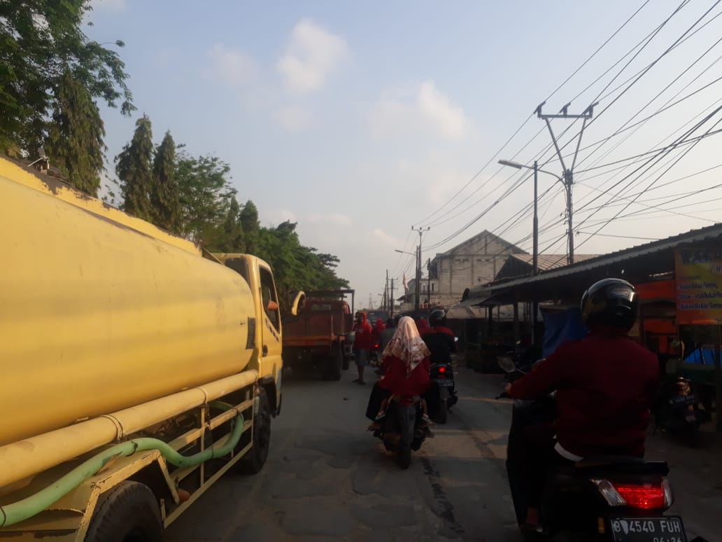 Truk yang melintas di jalan Babelan Kabupaten Bekasi