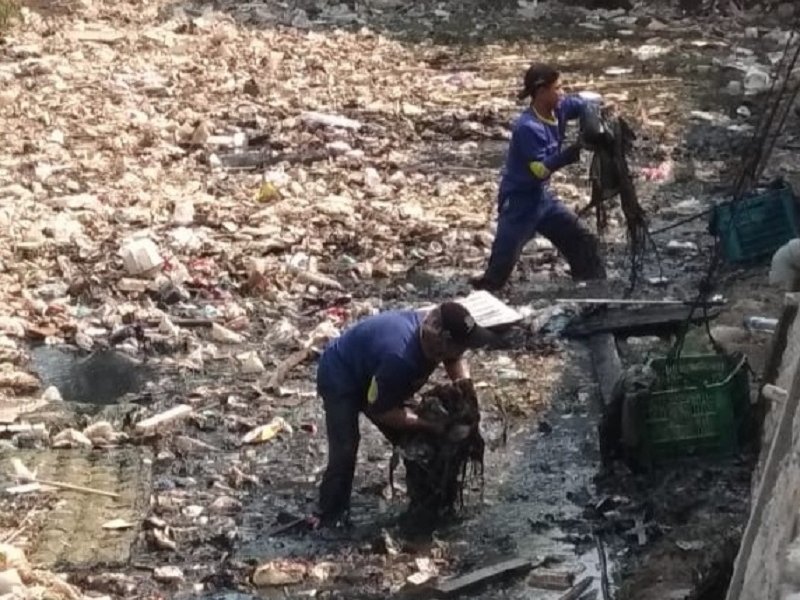 Tumpukan sampah di Kali Bancong dibersihkan manual