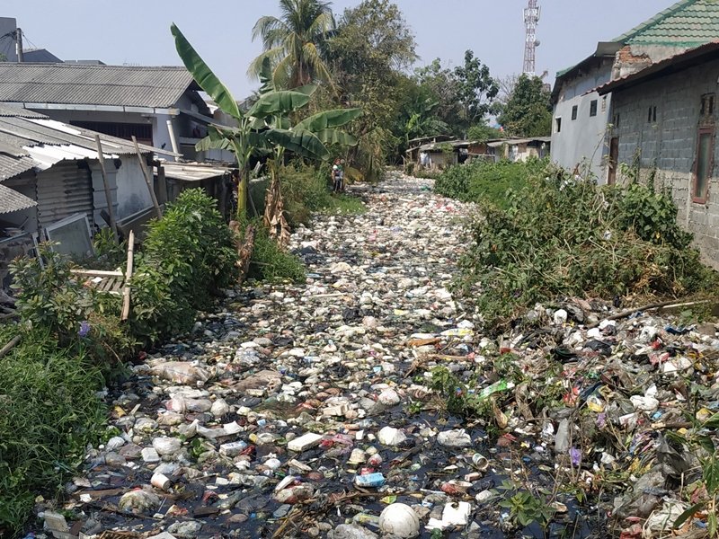 Tumpukan sampah di Kali Busa, Kelurahan Bahagia, Kecamatan Babelan, Kabupaten Bekasi (istimewa)