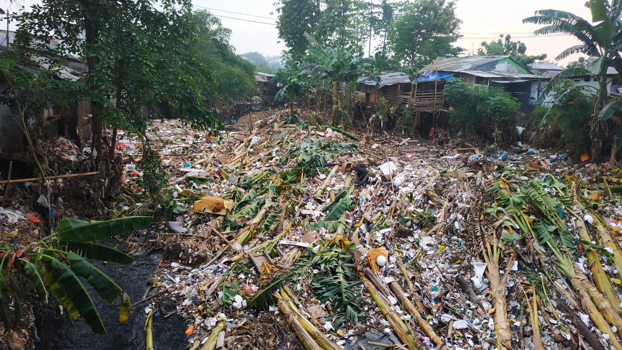 Tumpukan sampah di Kali Jambe di Perumahan Graha Prima