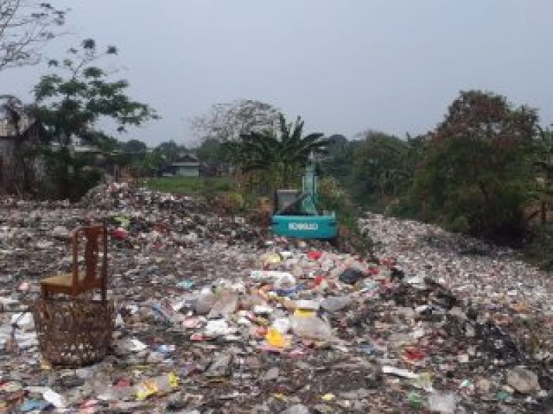 Tumpukan sampah di Kali Jambe (dok)