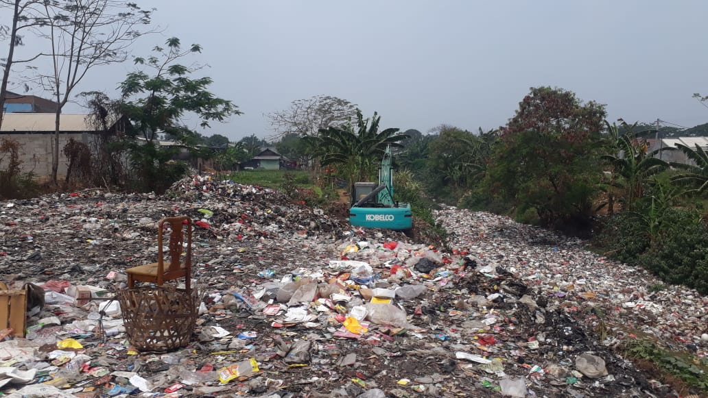 Tumpukan sampah di Kali Jambe