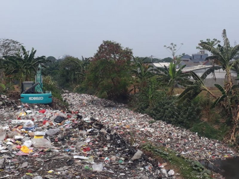 Tumpukan sampah di sepanjang Kali Jambe di perbatasan Desa Mangunjaya dan Desa Karangsatria, Tambun 