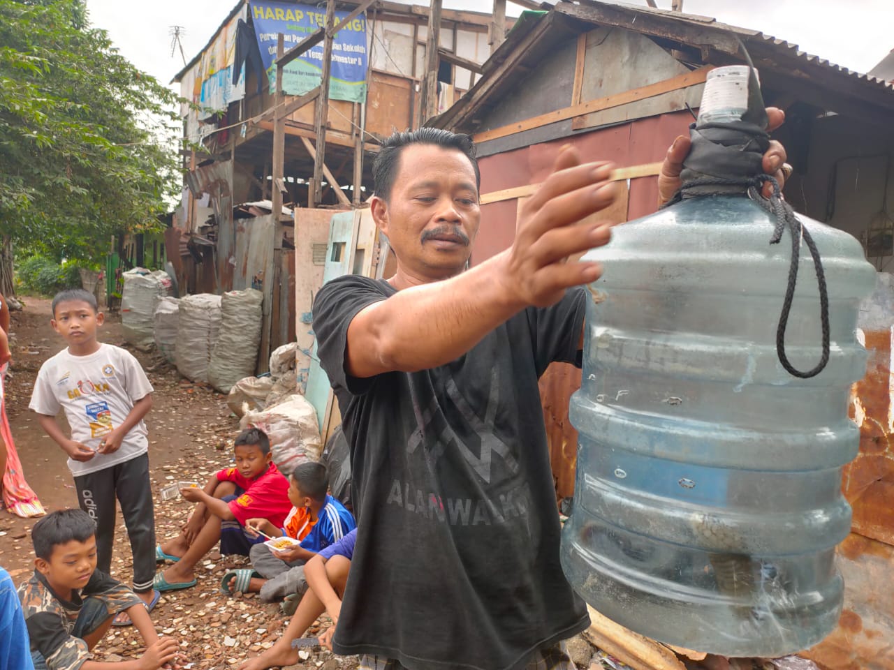 Ular Kobra yang berhasil ditangkap oleh warga Kampung Poncol Jaya Jakasampurna Bekasi